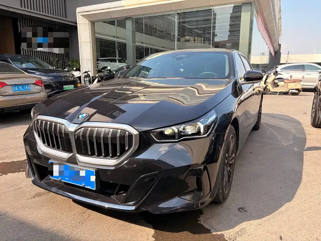 BMW 5 Series — фото 1