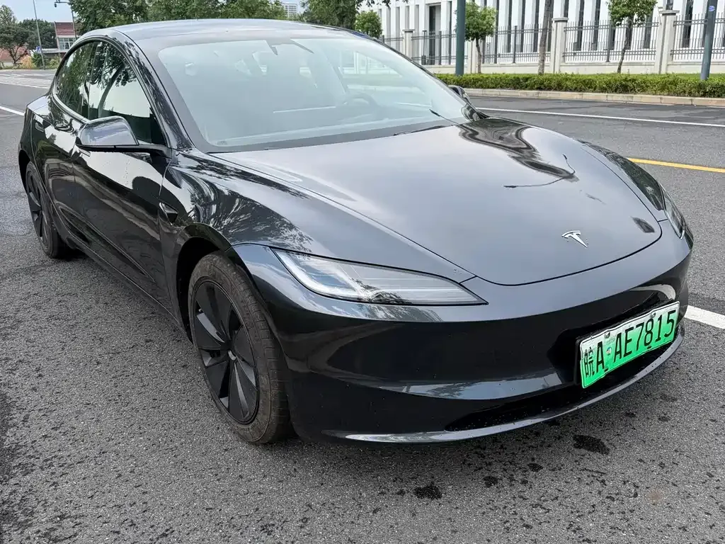 Tesla Model 3 — фото 1
