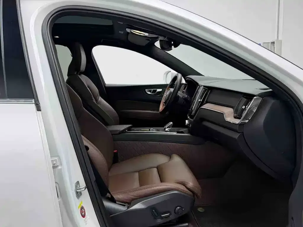 Volvo XC60 — фото 7