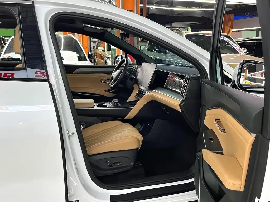 BYD L DM-i — фото 7