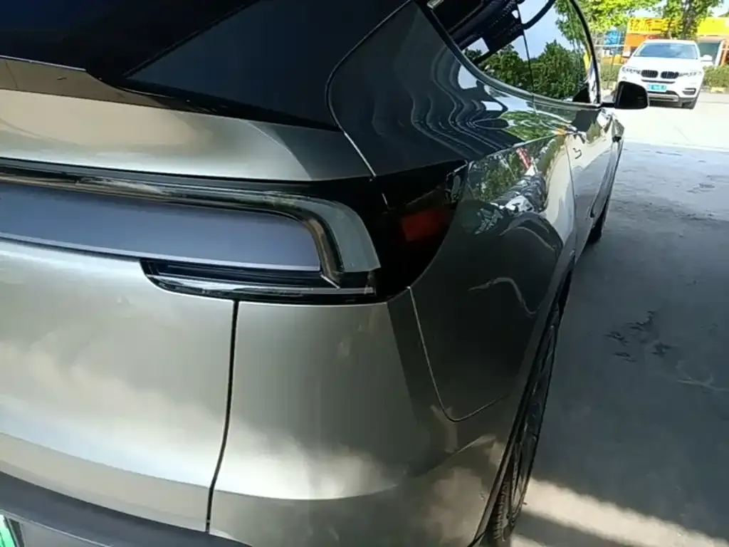 Tesla Model Y L — фото 10