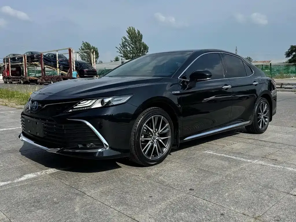 Toyota Camry — фото 1