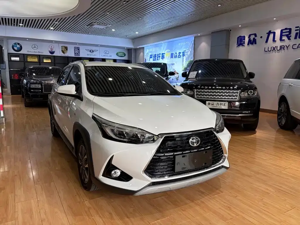 Toyota Yaris L — фото 1