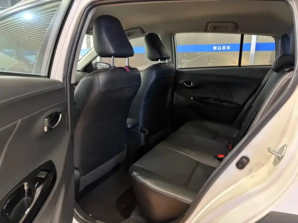 Toyota Yaris L — фото 3