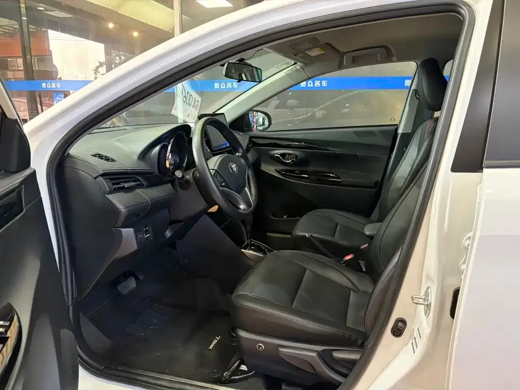 Toyota Yaris L — фото 10