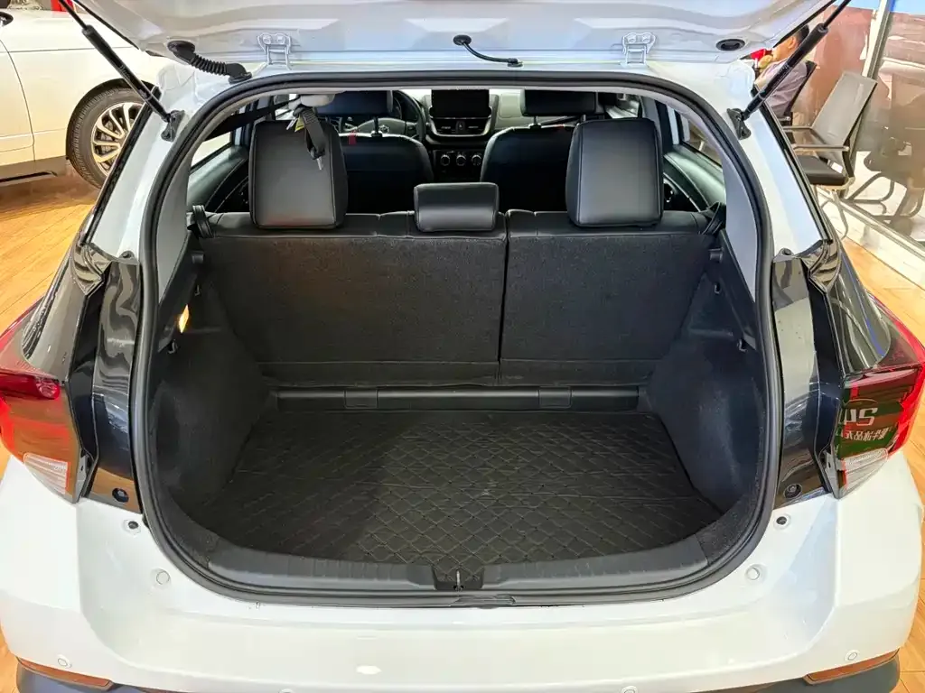 Toyota Yaris L — фото 7