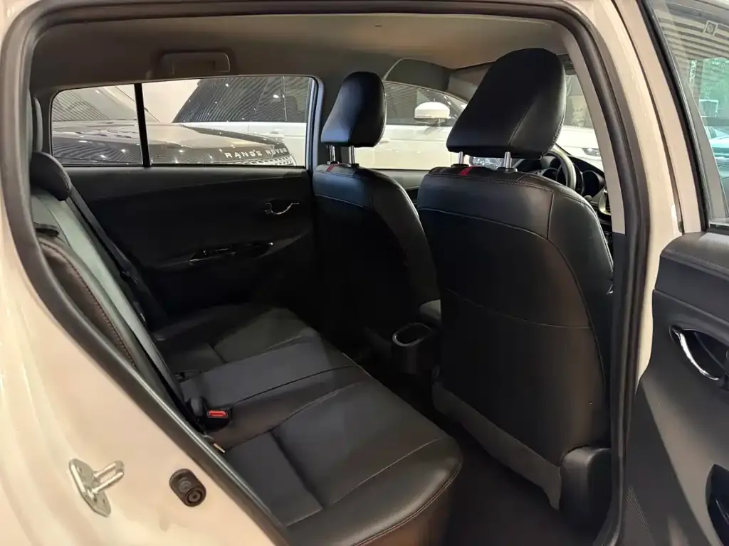 Toyota Yaris L — фото 2