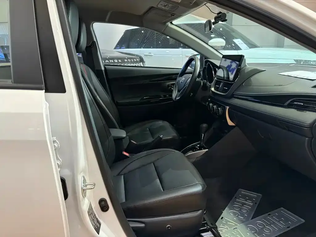 Toyota Yaris L — фото 4