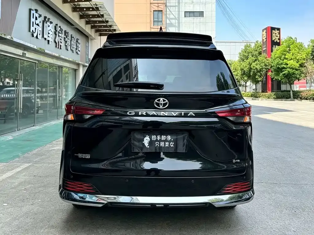 Toyota Granvia — фото 5