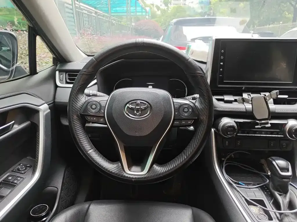 Toyota RAV4 — фото 10