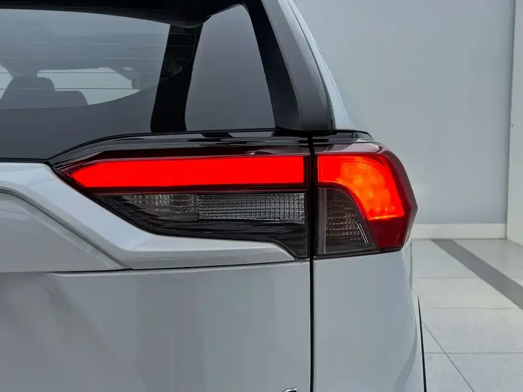 Toyota RAV4 — фото 3