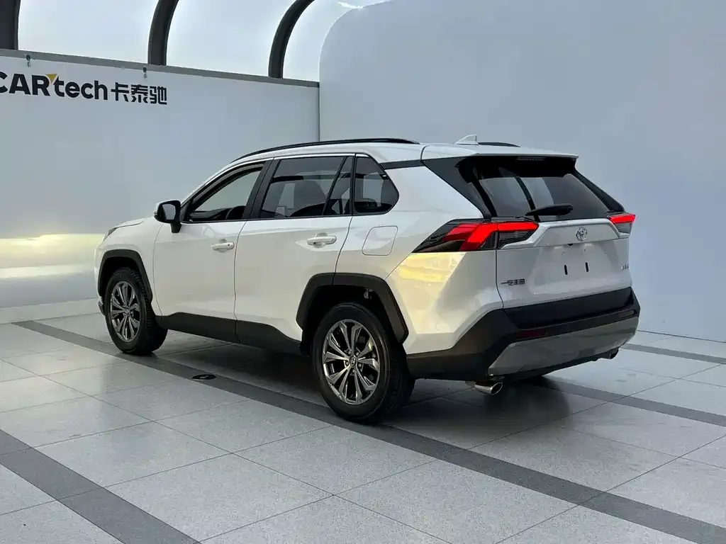 Toyota RAV4 — фото 10