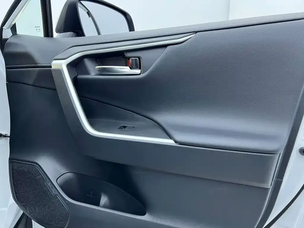 Toyota RAV4 — фото 9