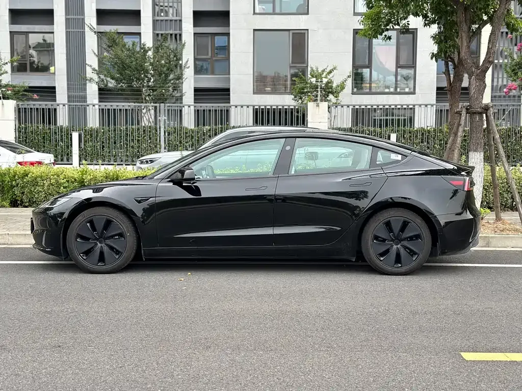 Tesla Model 3 — фото 10
