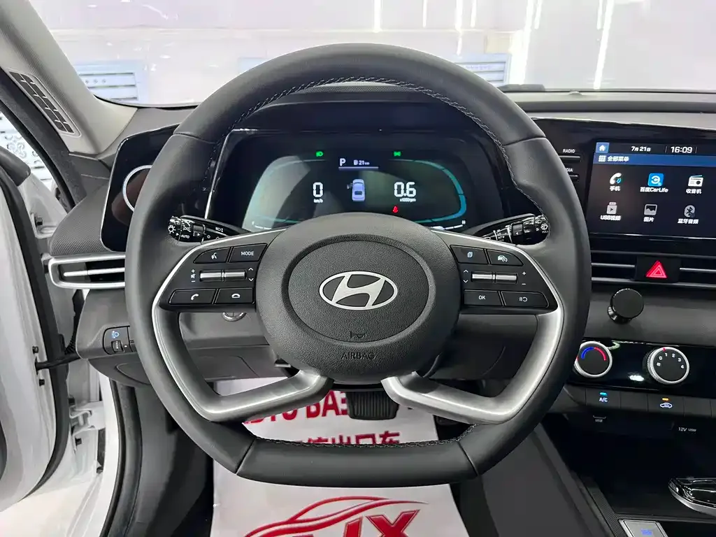 Hyundai Elantra — фото 3