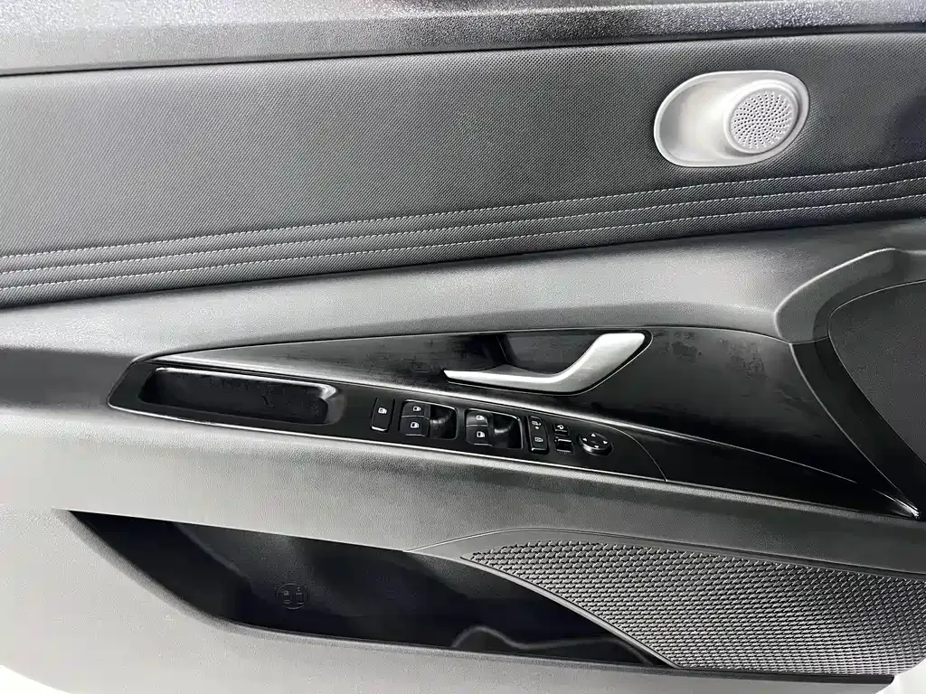 Hyundai Elantra — фото 8