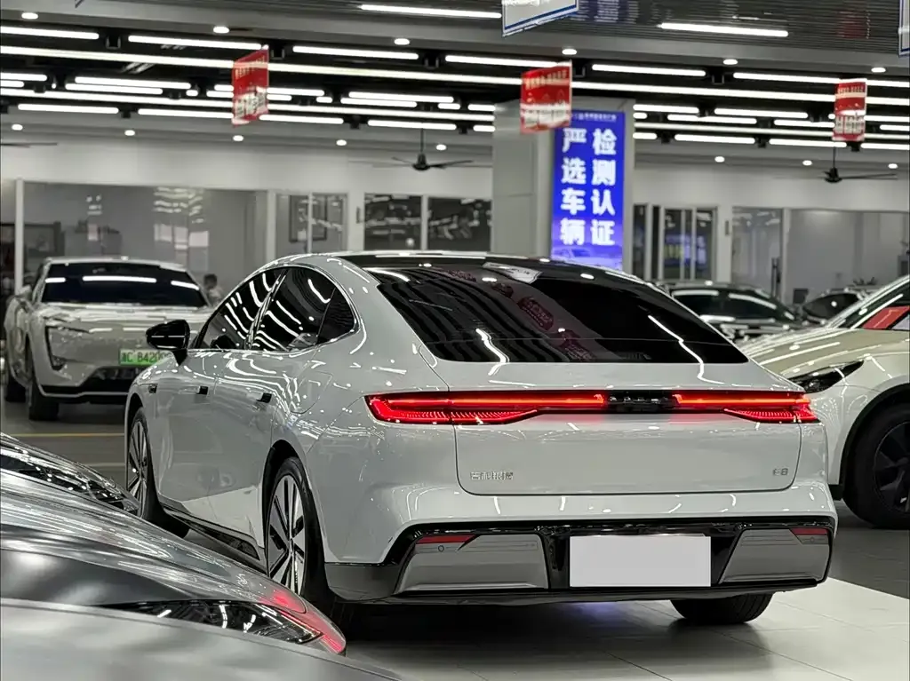 Geely Galaxy E8 — фото 10