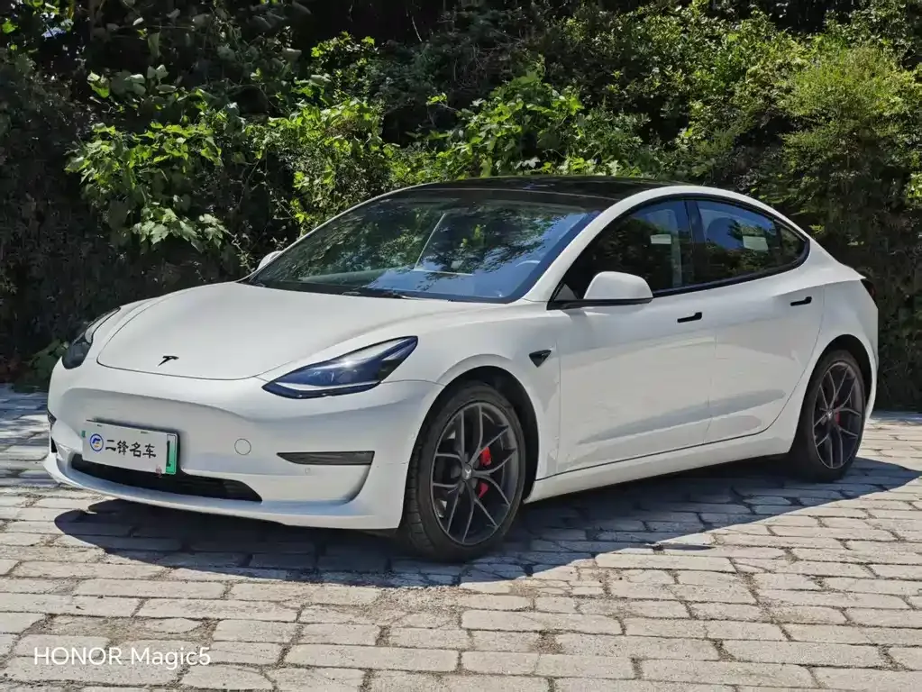 Tesla Model 3 — фото 1