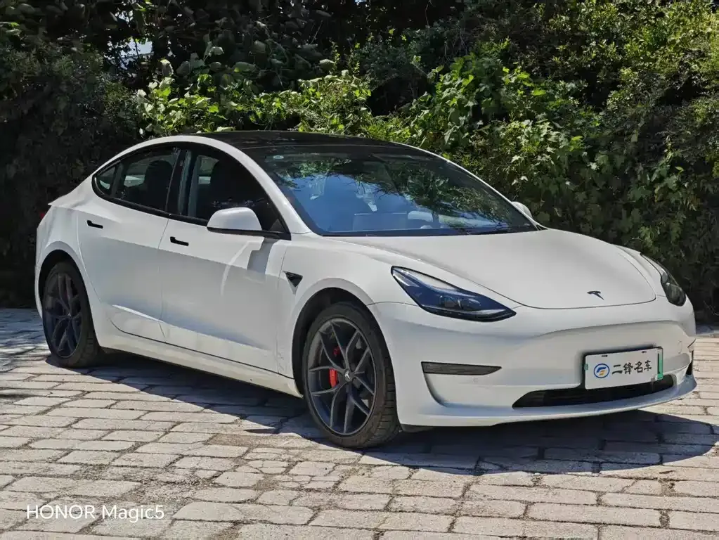 Tesla Model 3 — фото 9