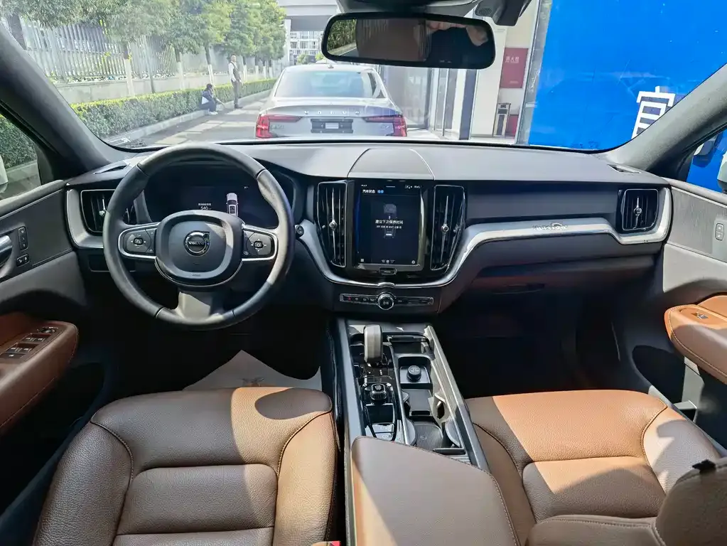 Volvo XC60 — фото 6