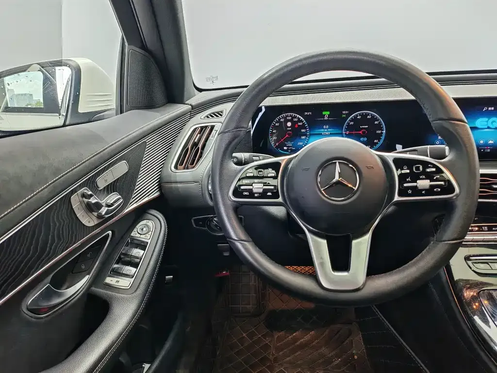 Mercedes-Benz EQC — фото 5