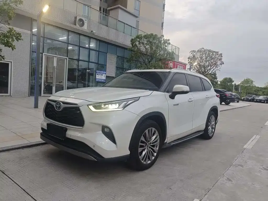 Toyota Highlander — фото 1