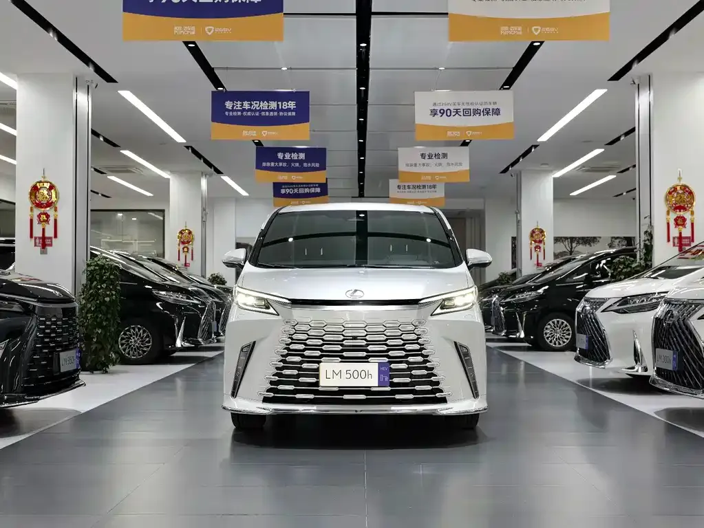 Lexus LM — фото 3