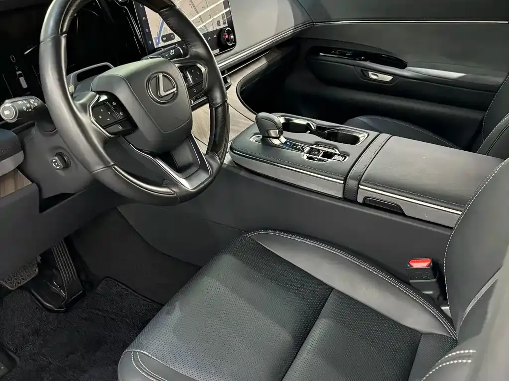 Lexus LM — фото 6