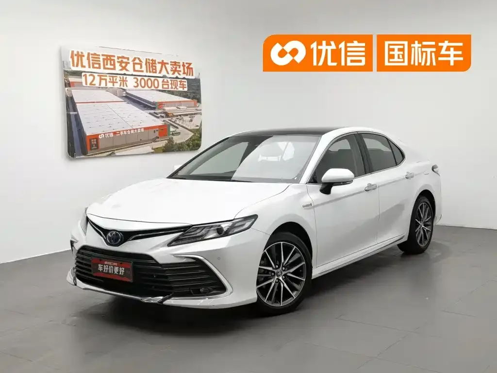 Toyota Camry — фото 1