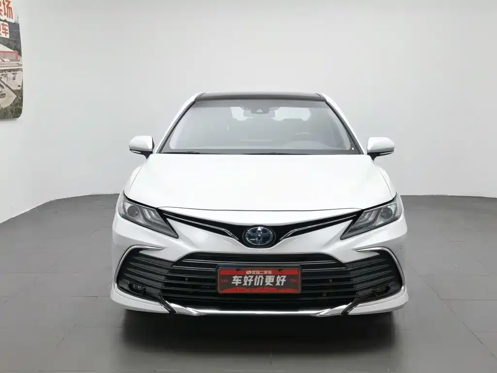 Toyota Camry — фото 2