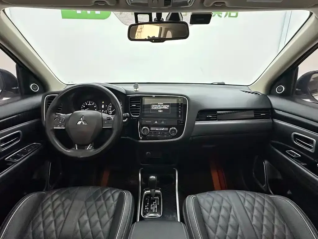 Mitsubishi Outlander — фото 9