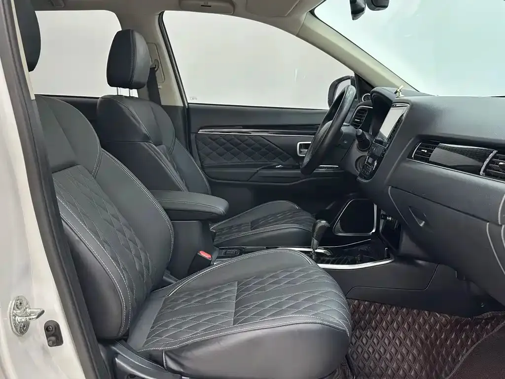Mitsubishi Outlander — фото 10