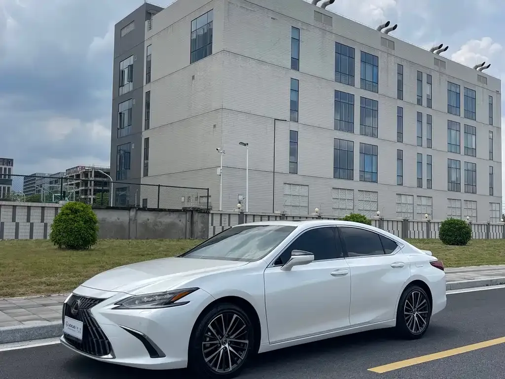 Lexus ES — фото 1