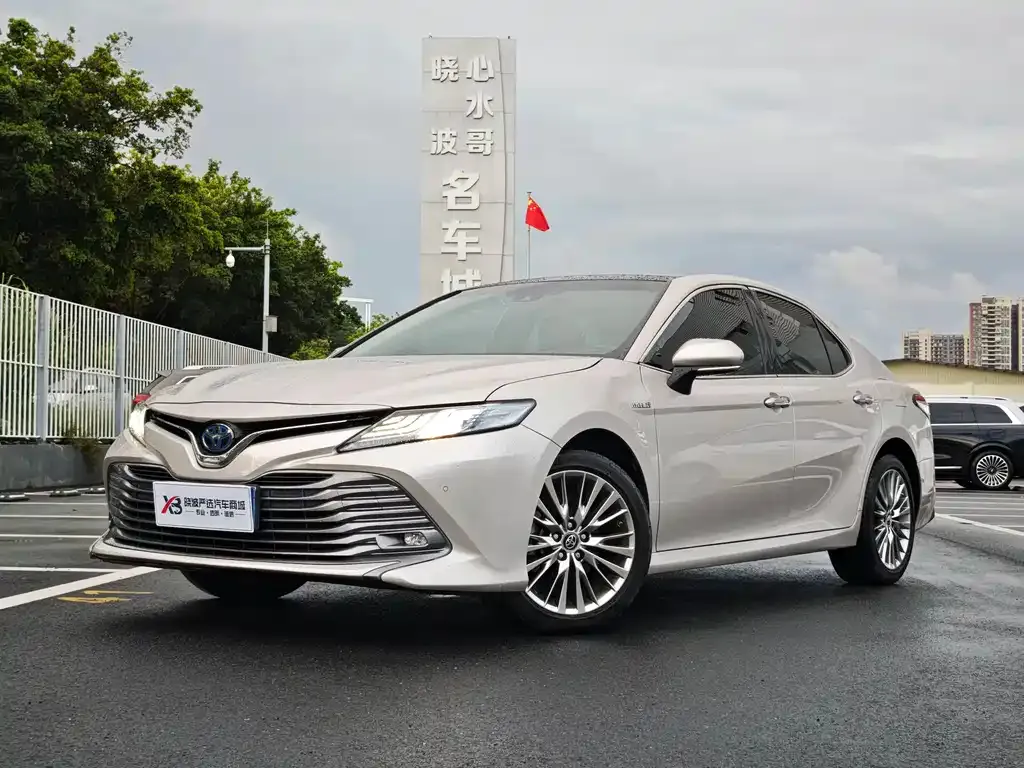 Toyota Camry — фото 1