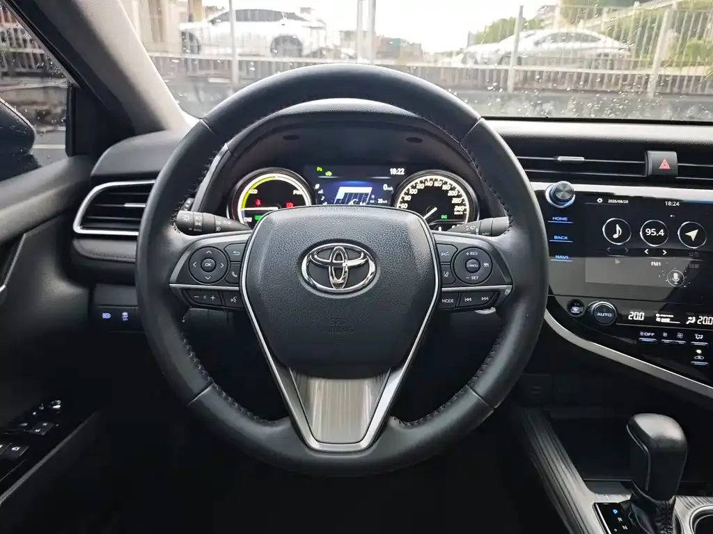 Toyota Camry — фото 4