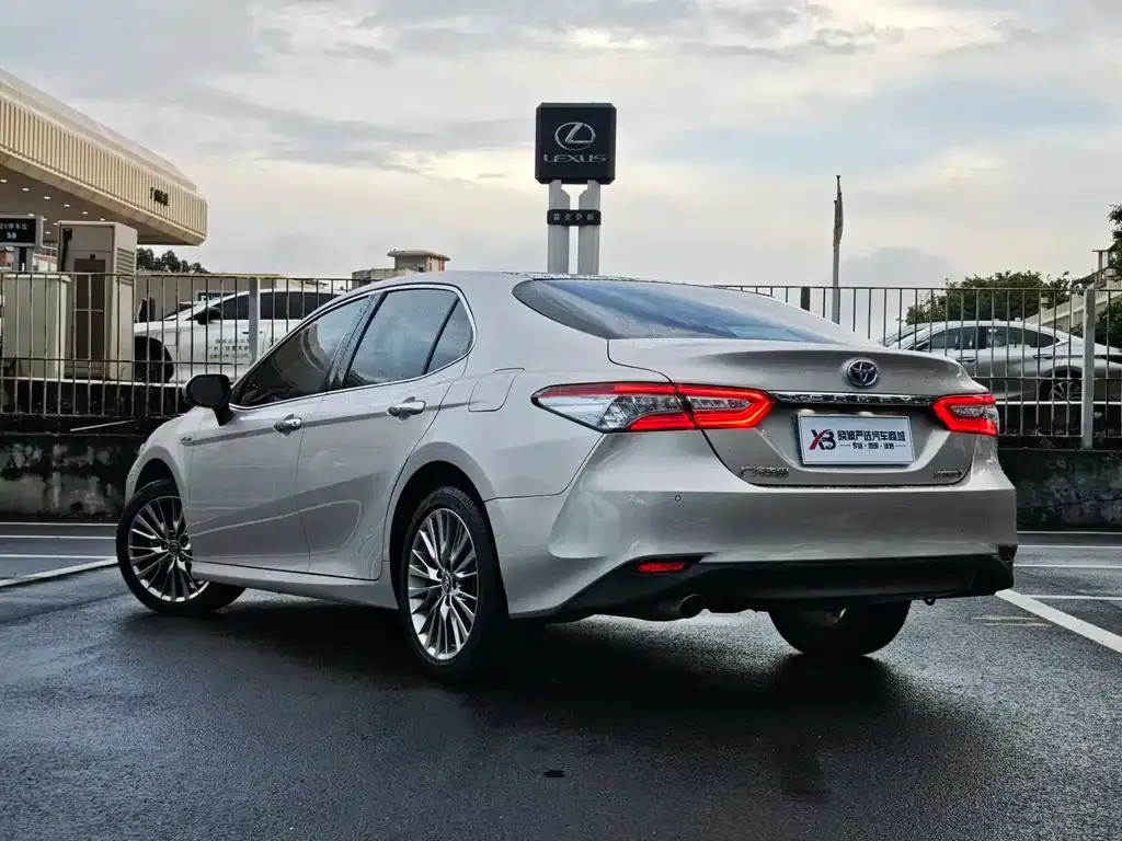 Toyota Camry — фото 2