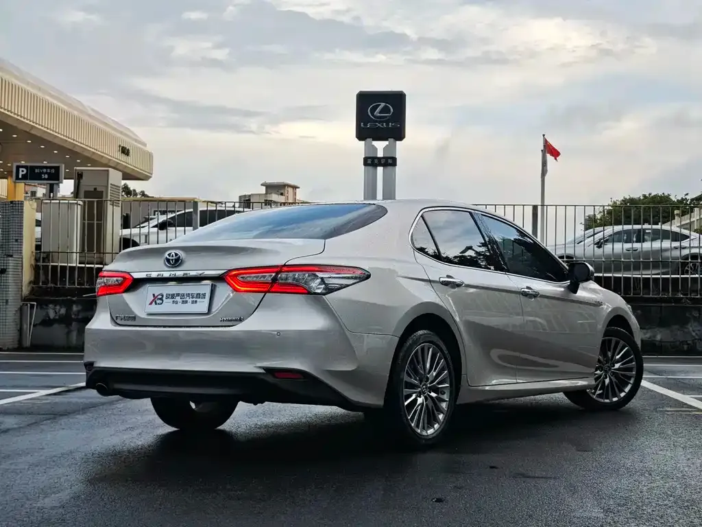 Toyota Camry — фото 6