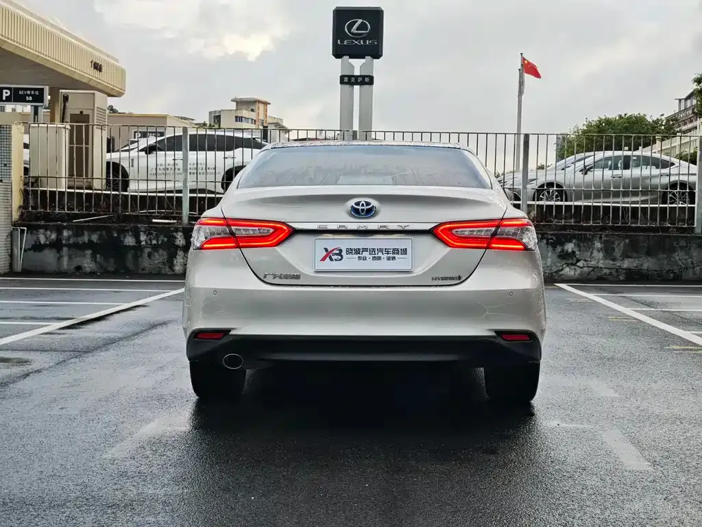 Toyota Camry — фото 5
