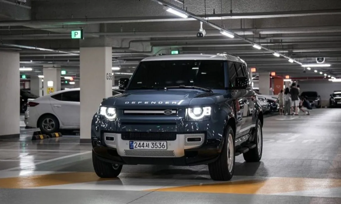 Land Rover Defender — фото 1