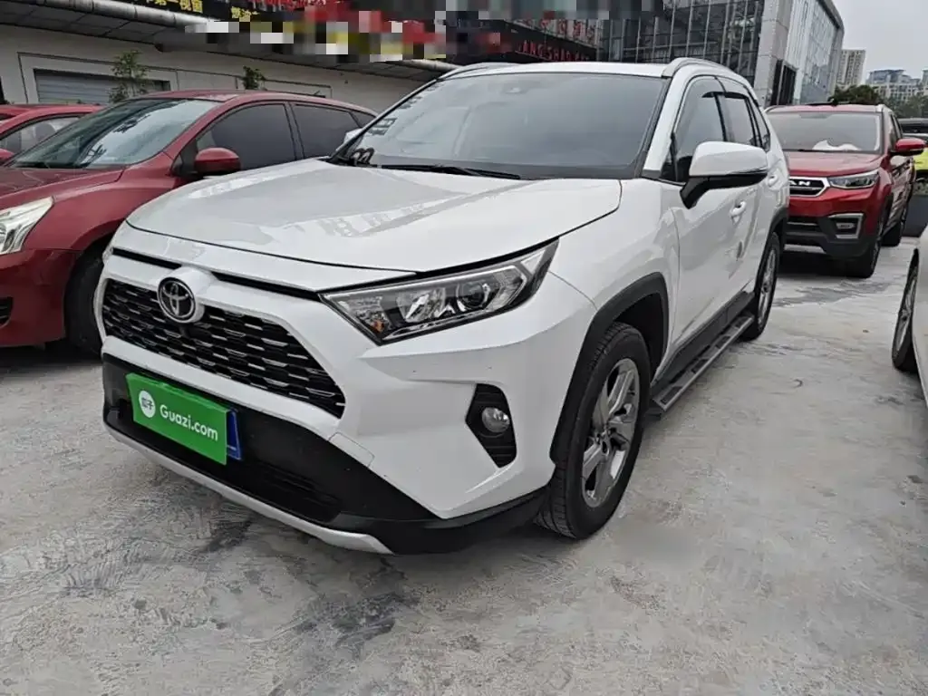 Toyota RAV4 — фото 1