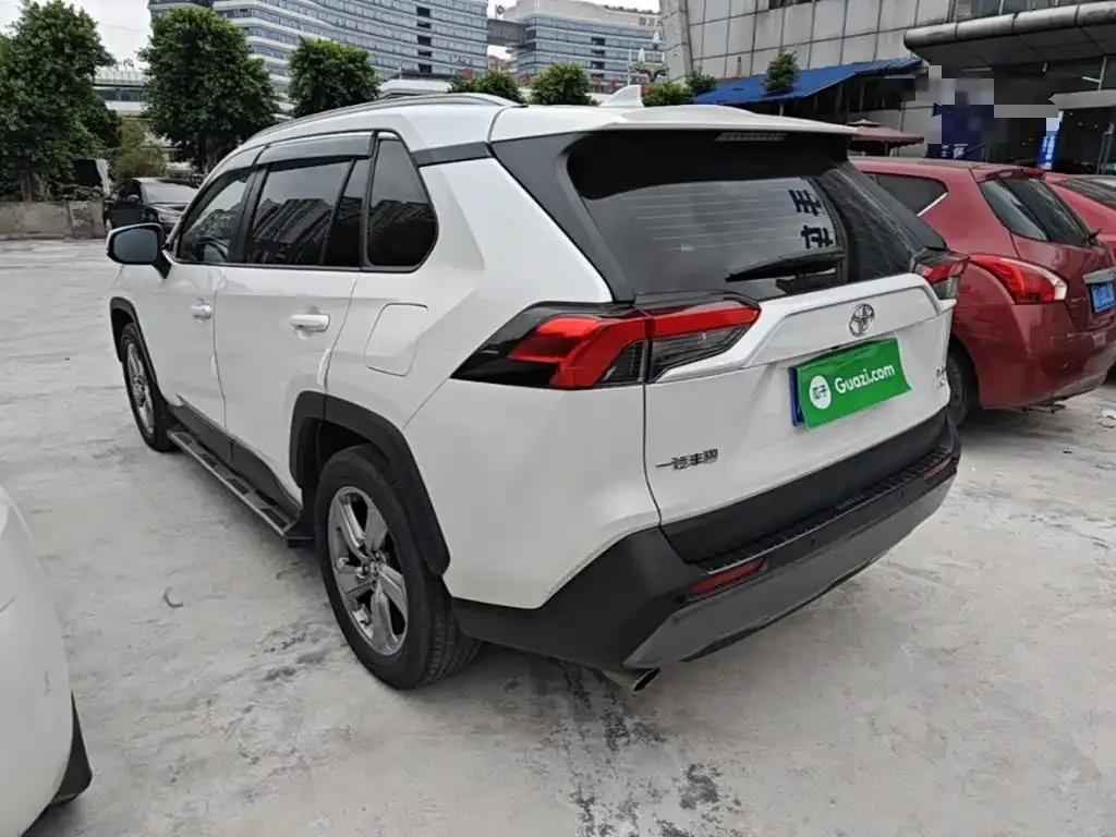 Toyota RAV4 — фото 5