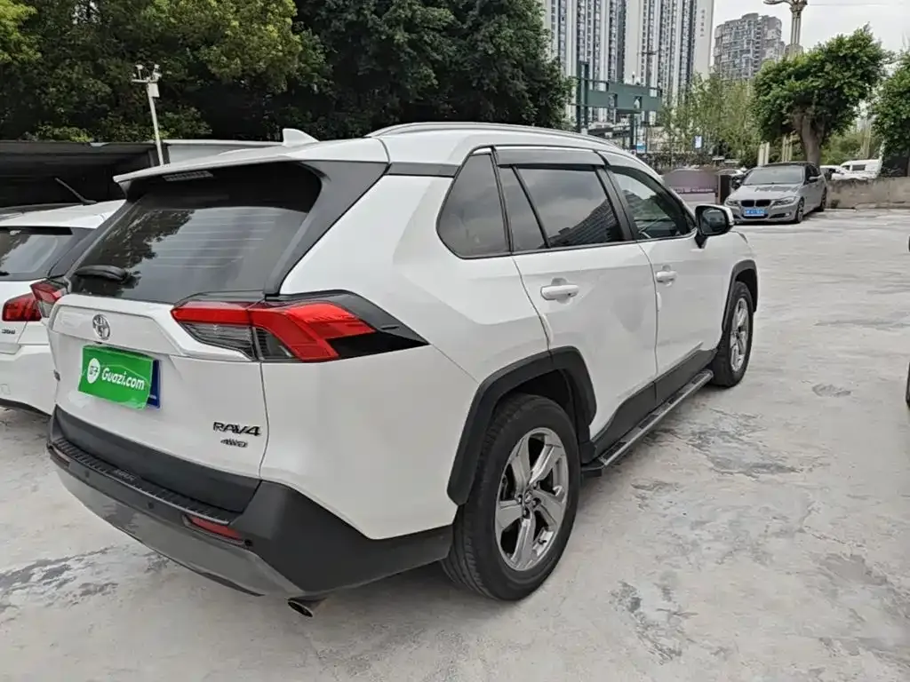 Toyota RAV4 — фото 7