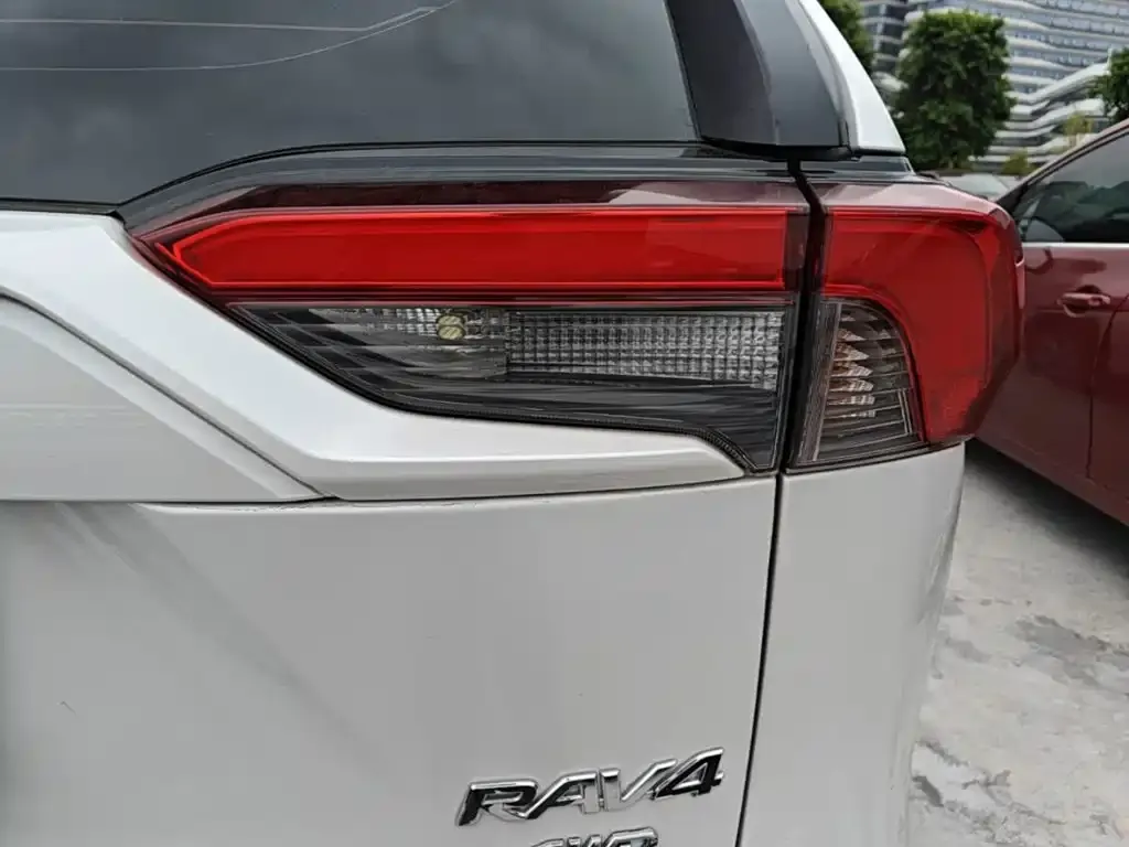 Toyota RAV4 — фото 2