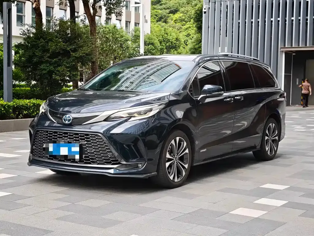Toyota Granvia — фото 1