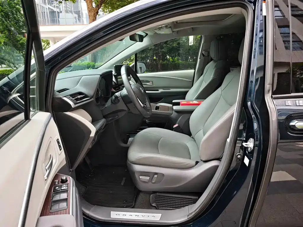Toyota Granvia — фото 9