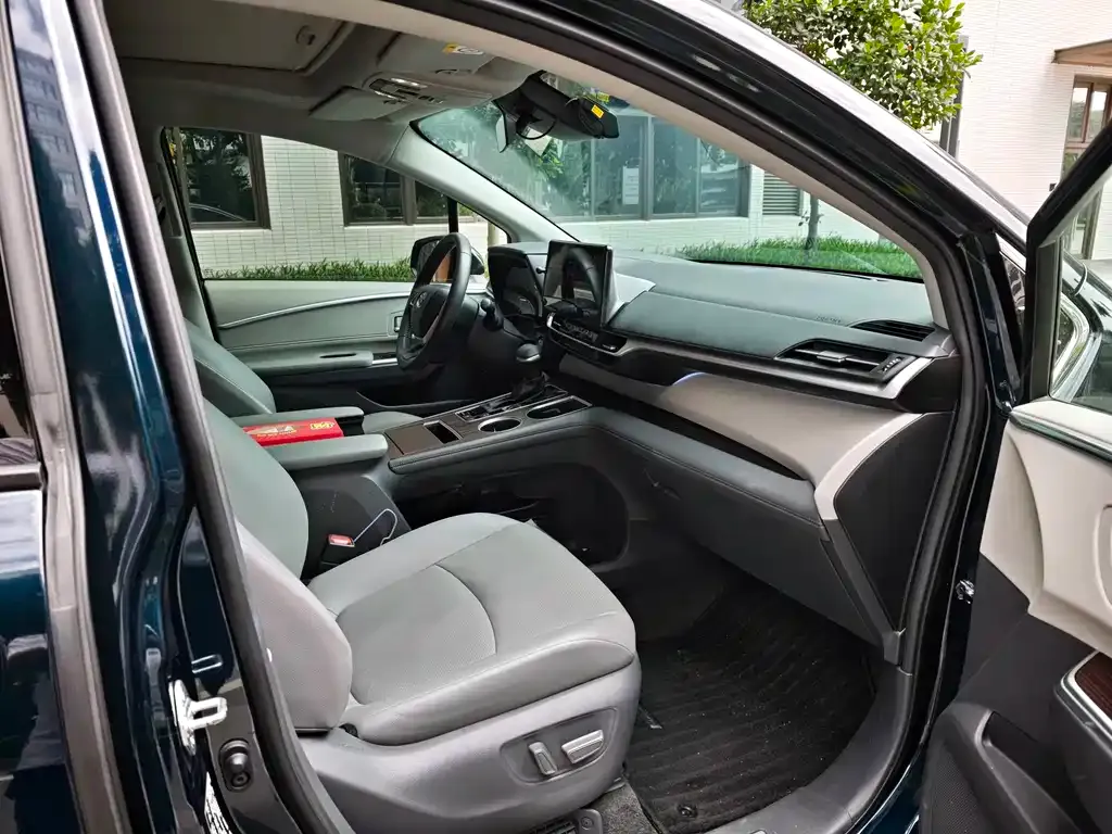 Toyota Granvia — фото 6