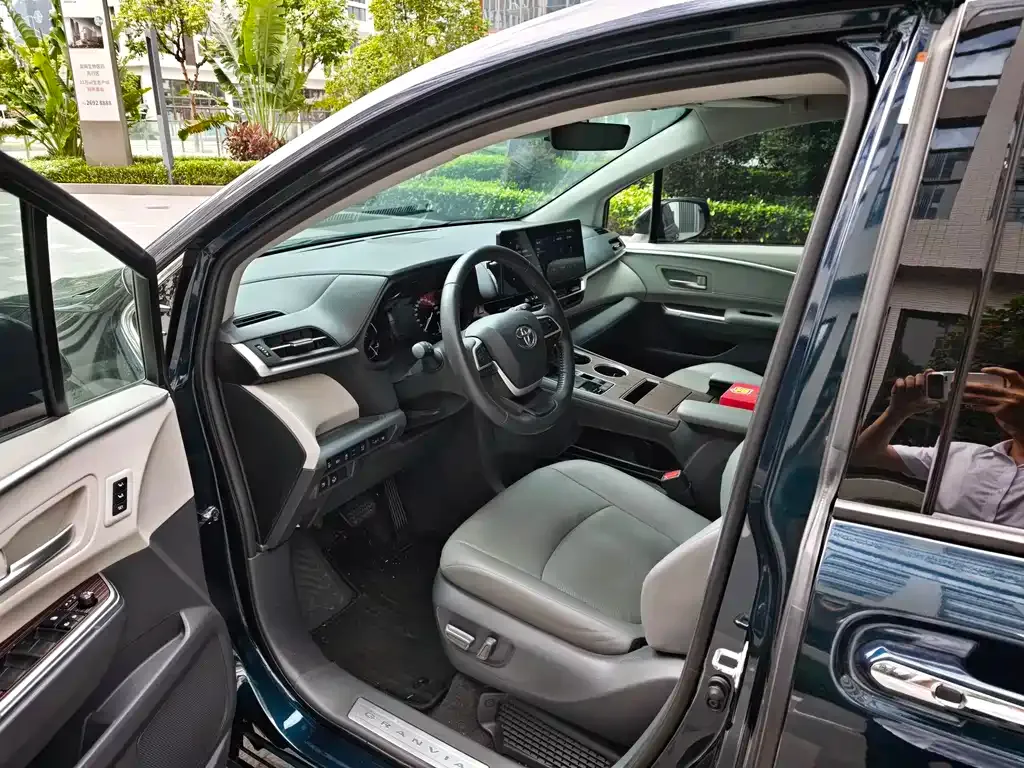 Toyota Granvia — фото 8