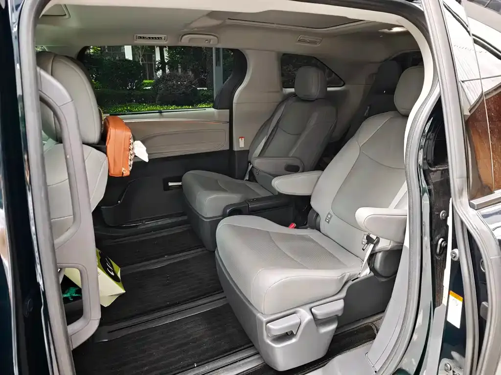 Toyota Granvia — фото 4