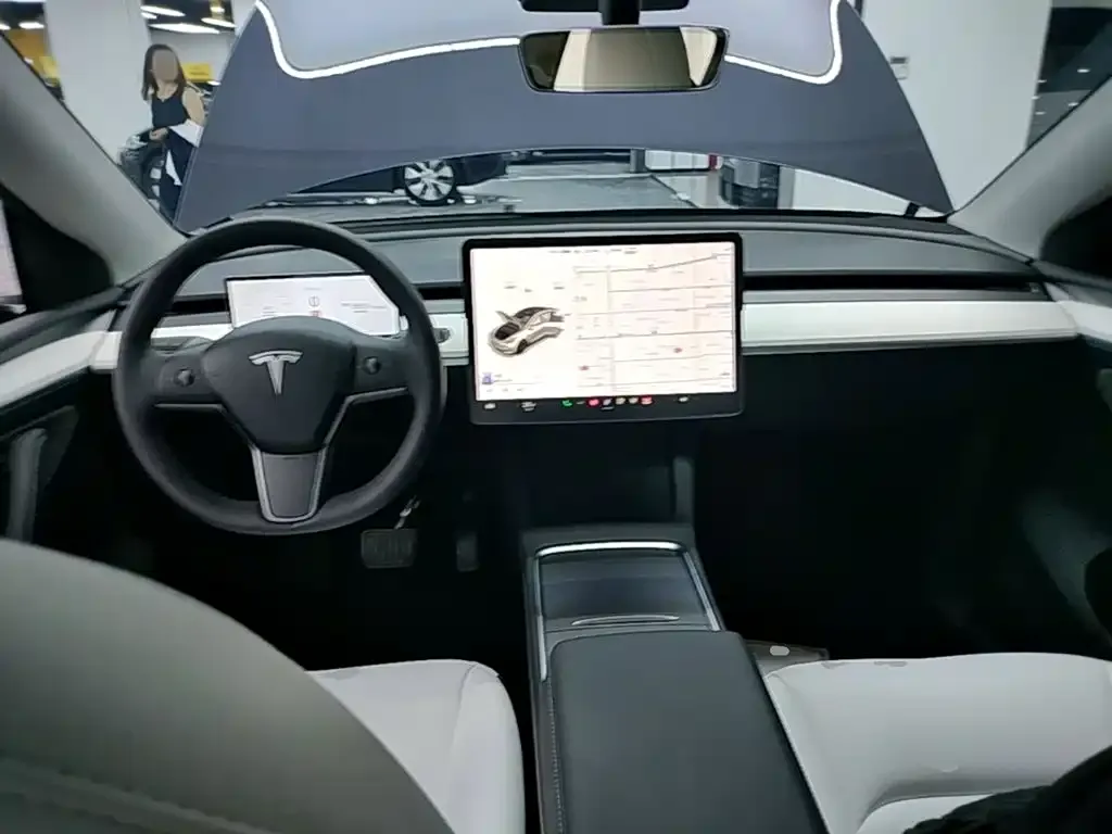 Tesla Model Y — фото 10