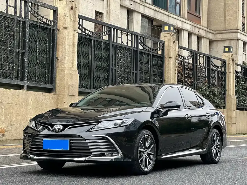 Toyota Camry — фото 1